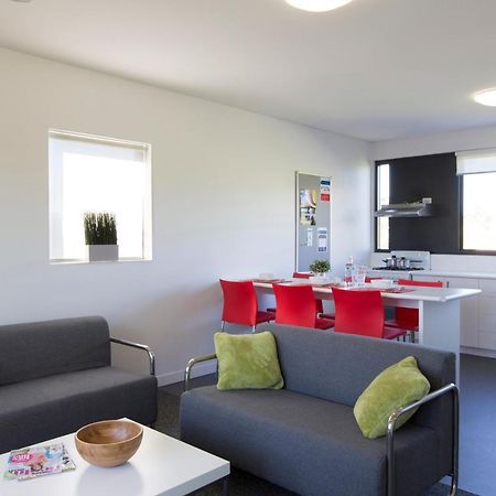 Western Sydney University Village - Кембълтаун Екстериор снимка